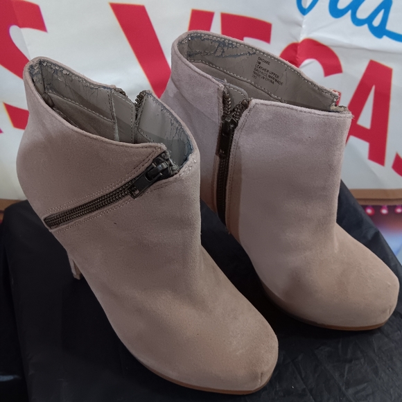 Pre-loved Leather Steve Madden Showie Suede Platform Bootie. - Picture 3 of 4